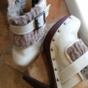 Steve Madden Beige Fur trimmed Clogs!